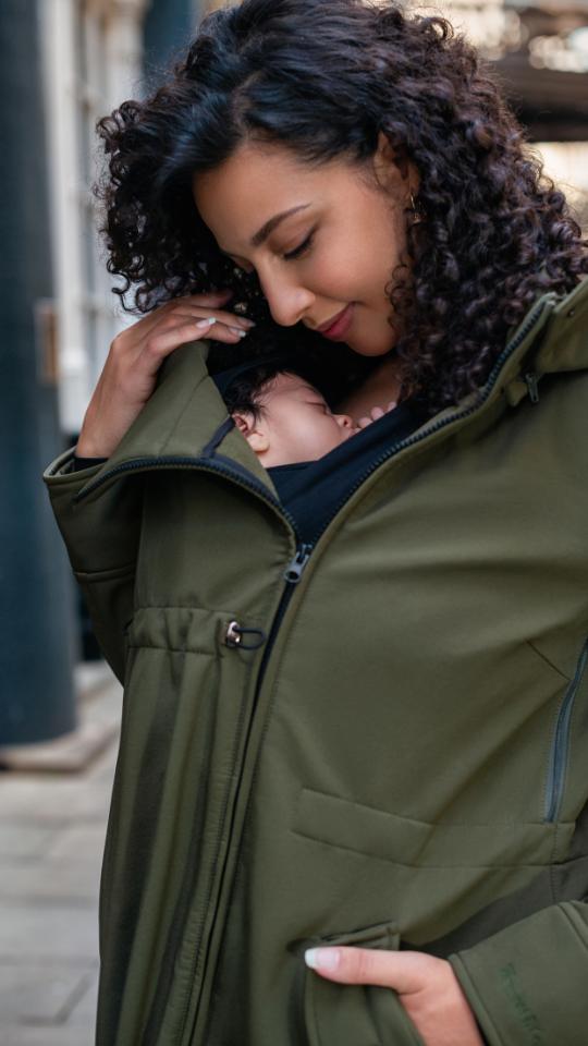 Mujer ajustando la cinturilla interna del abrigo Wombat Shell